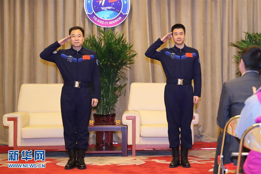 Astronautas chineses regressam da miss?o espacial Shenzhou-XI