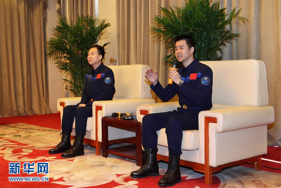 Astronautas chineses regressam da miss?o espacial Shenzhou-XI