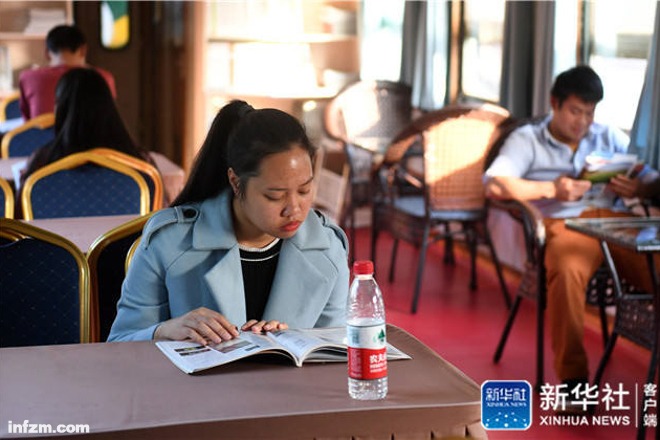 Trem aposentado transformado em livraria na China