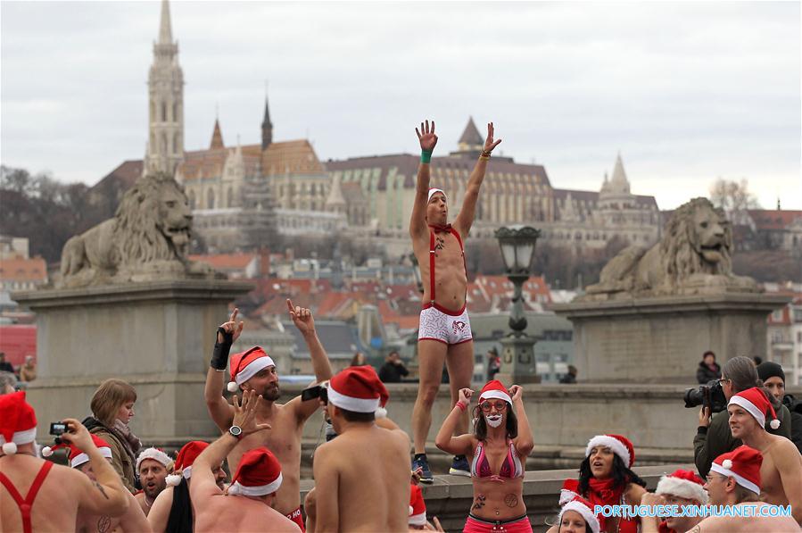 Corredores seminus participam da 13a Santa Speedo Run para caridade em Budapeste