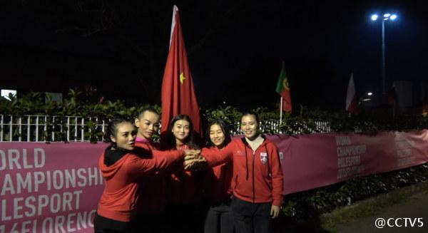 Equipe chinesa desiste na final da competi??o de pole dance em protesto por falta da bandeira nacional