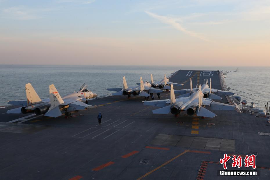 Galeria: Porta-avi?es Liaoning participa em exercício com fogo