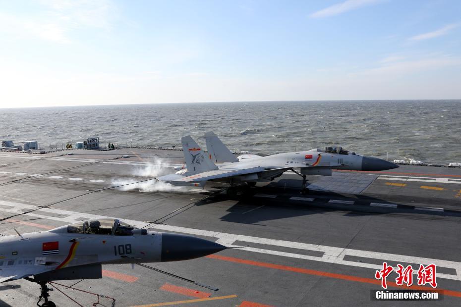 Galeria: Porta-avi?es Liaoning participa em exercício com fogo