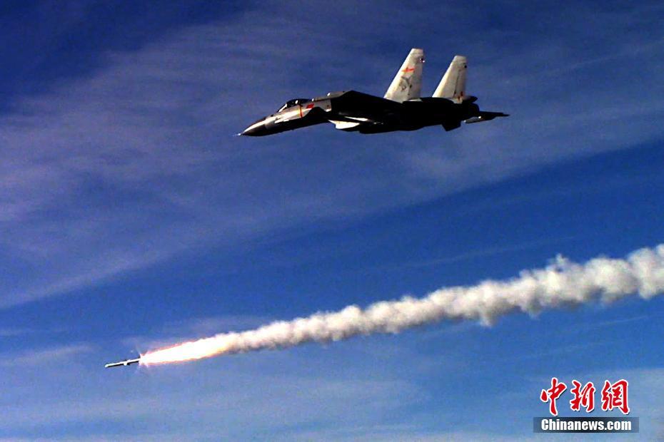 Galeria: Porta-avi?es Liaoning participa em exercício com fogo