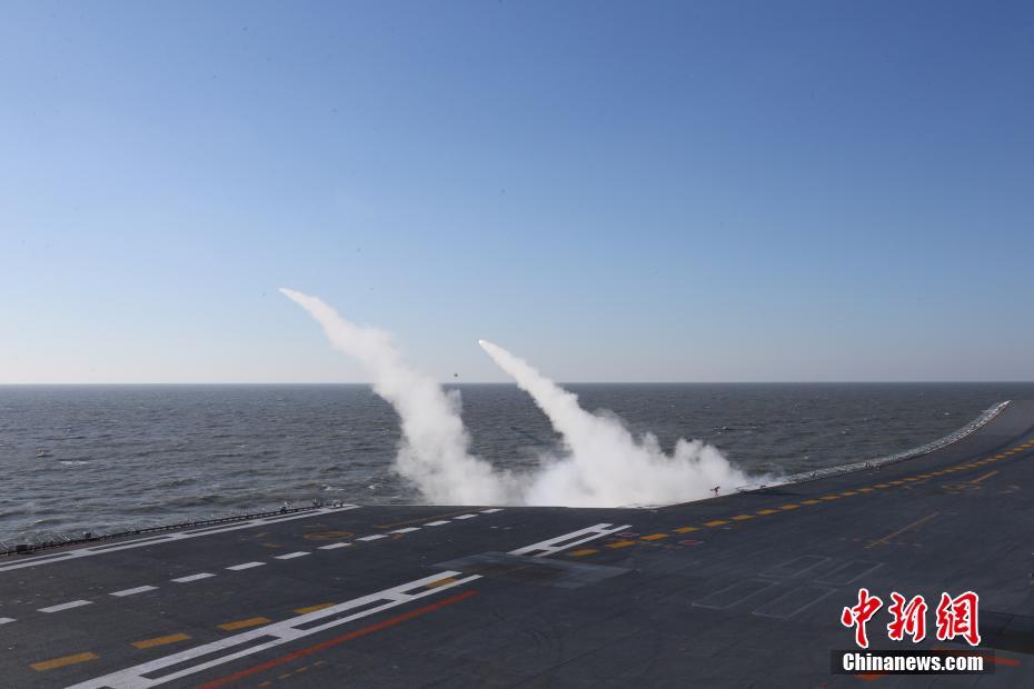 Galeria: Porta-avi?es Liaoning participa em exercício com fogo