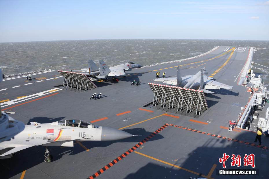 Galeria: Porta-avi?es Liaoning participa em exercício com fogo