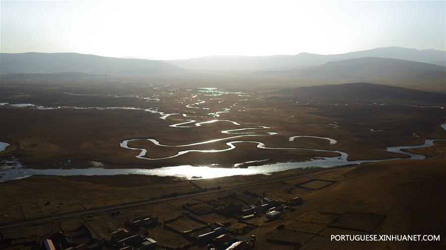 Paisagem do pantano em Maqu de Gansu