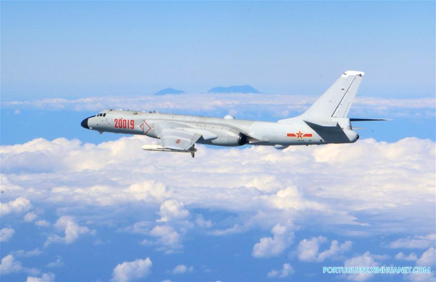 For?a Aérea da China realiza exercício em alto mar