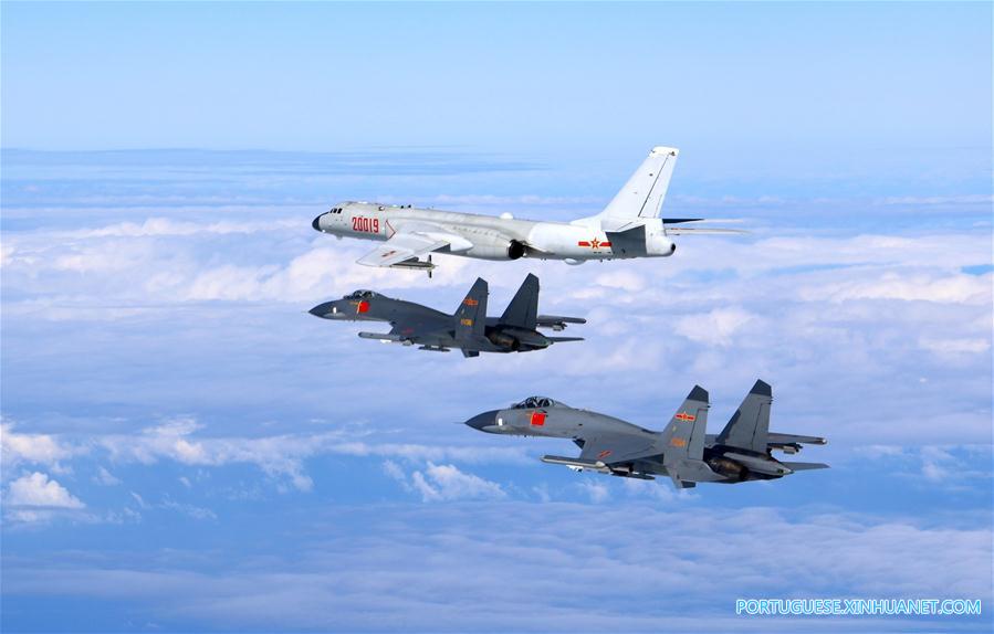 For?a Aérea da China realiza exercício em alto mar