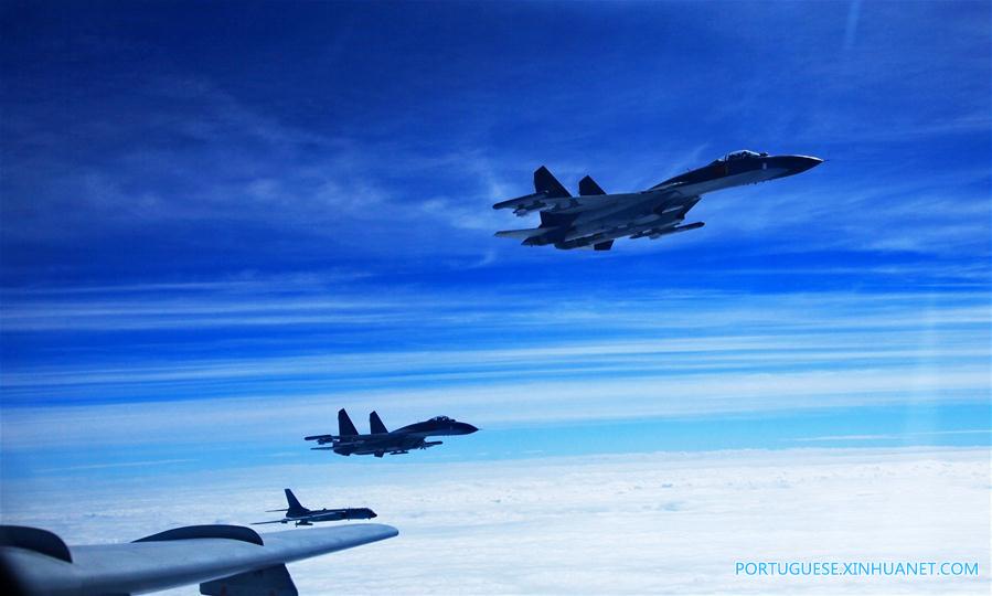 For?a Aérea da China realiza exercício em alto mar