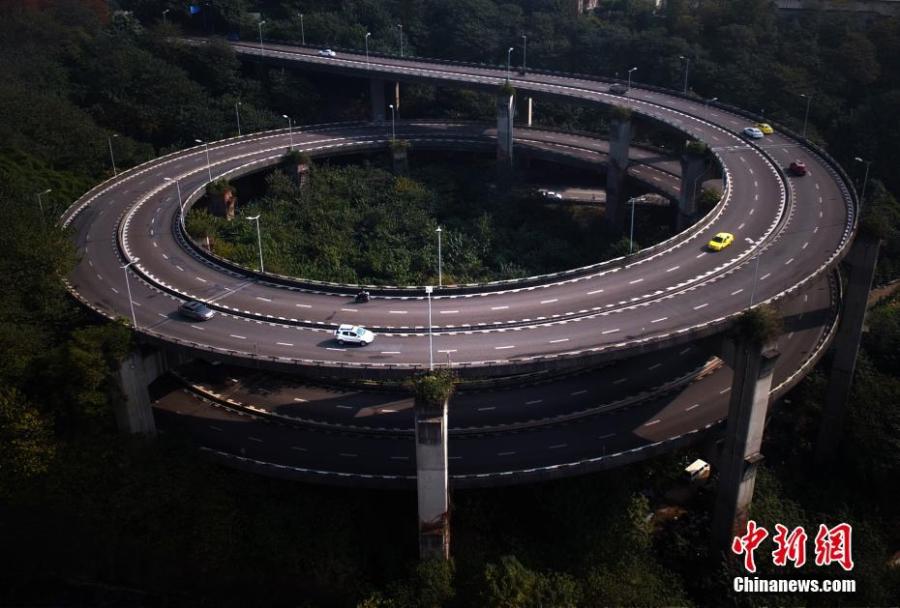 Vista aérea do viaduto rodoviário em espiral em Chongqing