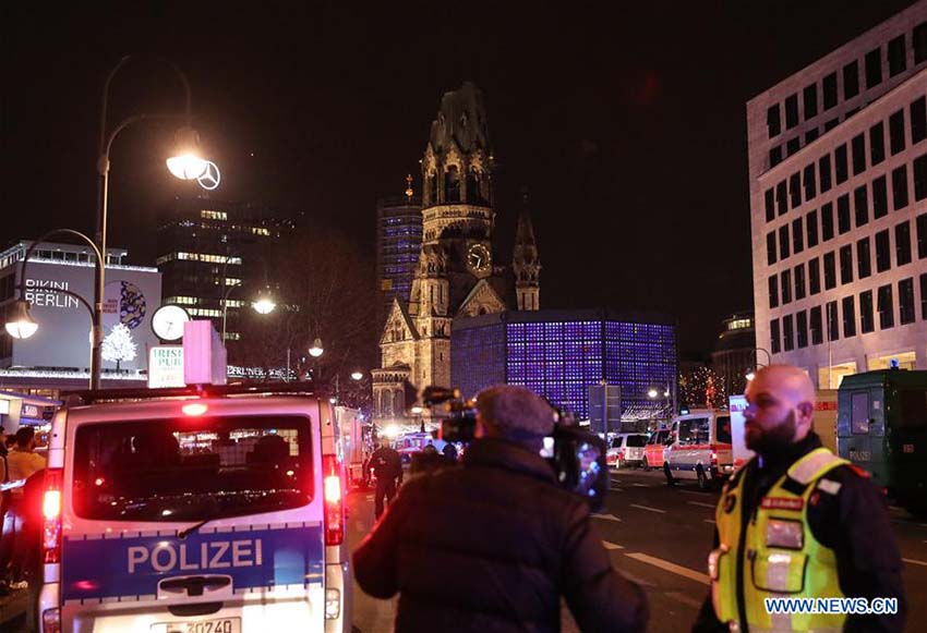 Caminh?o abalroa multid?o em Berlim e deixa nove mortos e mais de 50 feridos