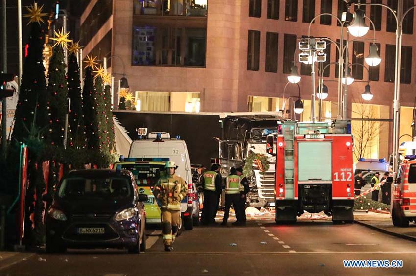 Caminh?o abalroa multid?o em Berlim e deixa nove mortos e mais de 50 feridos