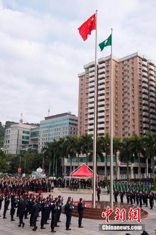 Macau celebra o 17o aniversário do retorno à China com cerim?nia de hasteamento da bandeira nacional