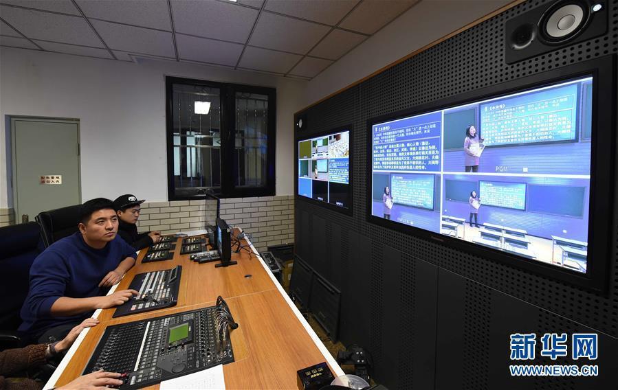 Professores em Beijing d?o aulas online durante alerta vermelho de smog