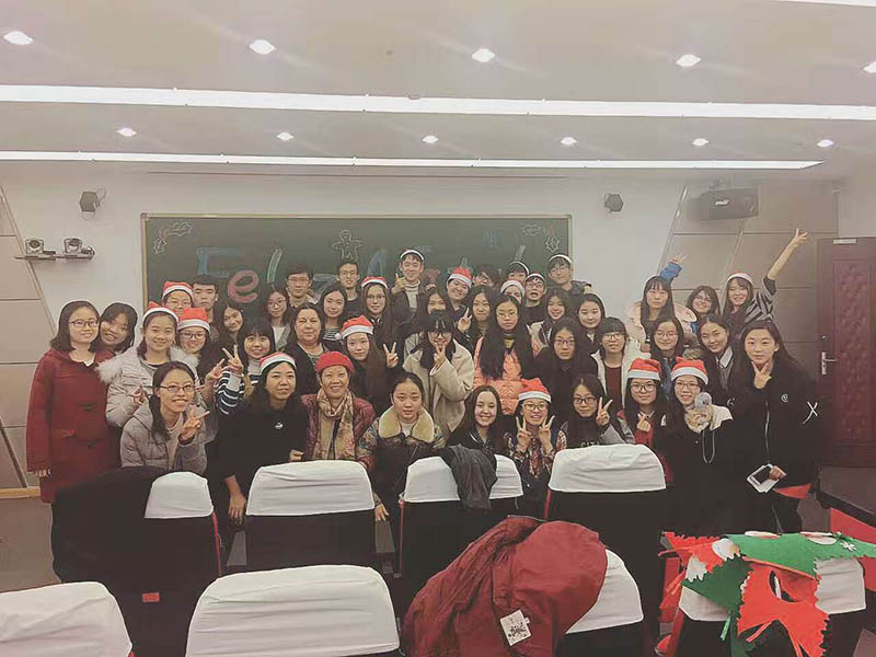 Universidade em Beijing realiza festa de natal à portuguesa