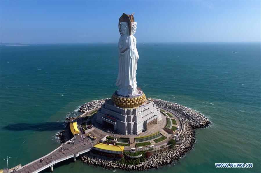 Estátua budista atrai milhares de visitantes em Hainan