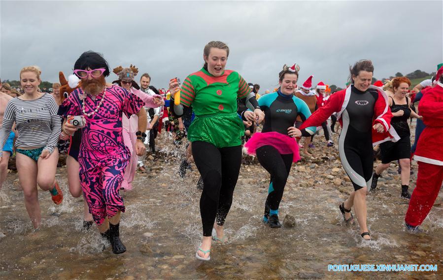 Milhares de britanicos participam do mergulho de Natal para caridade