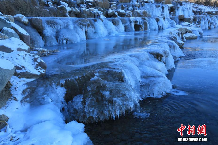 Cachoeira gelada em destaque no noroeste da China