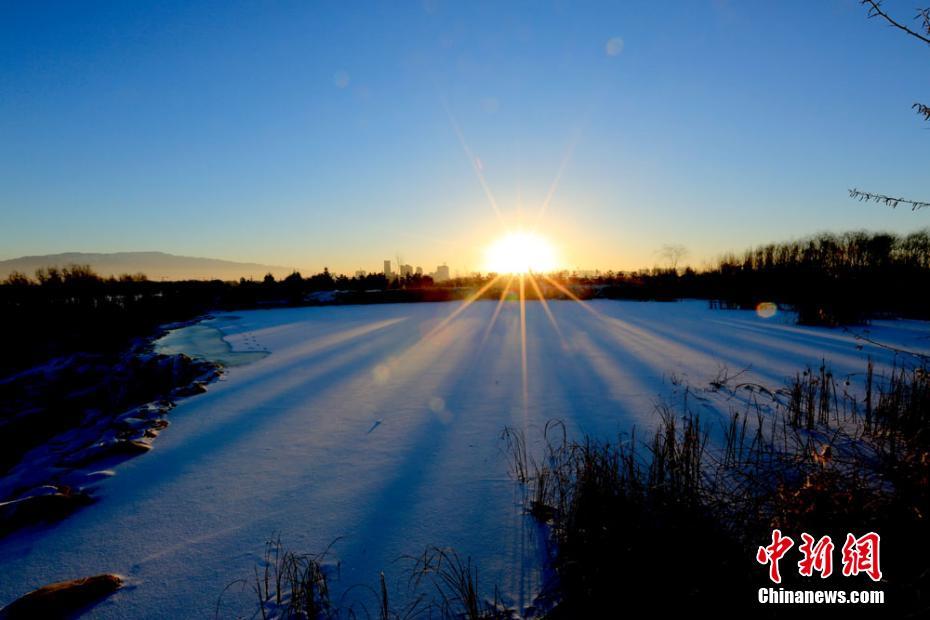 Cachoeira gelada em destaque no noroeste da China