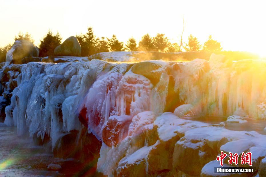 Cachoeira gelada em destaque no noroeste da China