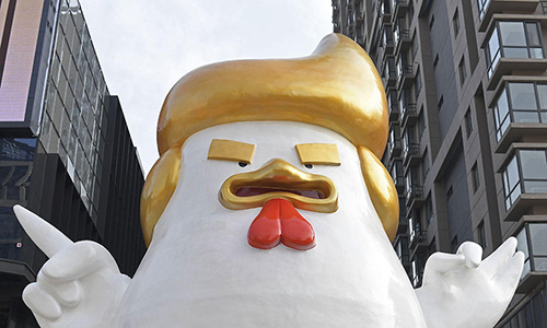 Estátua de galo com penteado de Trump saúda o Ano Novo Chinês em Taiyuan