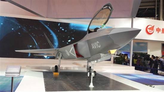 Fotos revelam ca?a chinês J-31