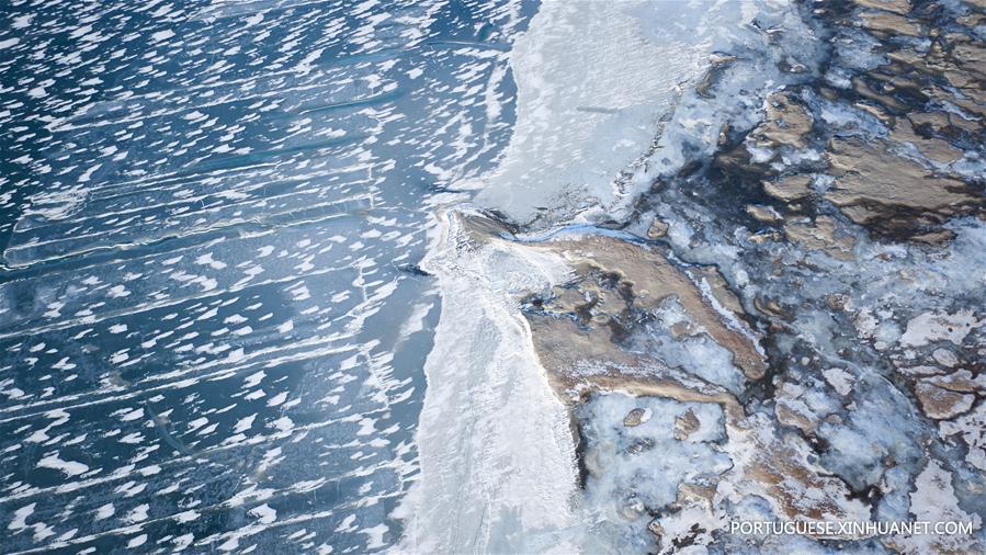 Paisagem incrível de gelo flutuando sobre o lago Qinghai no noroeste da China