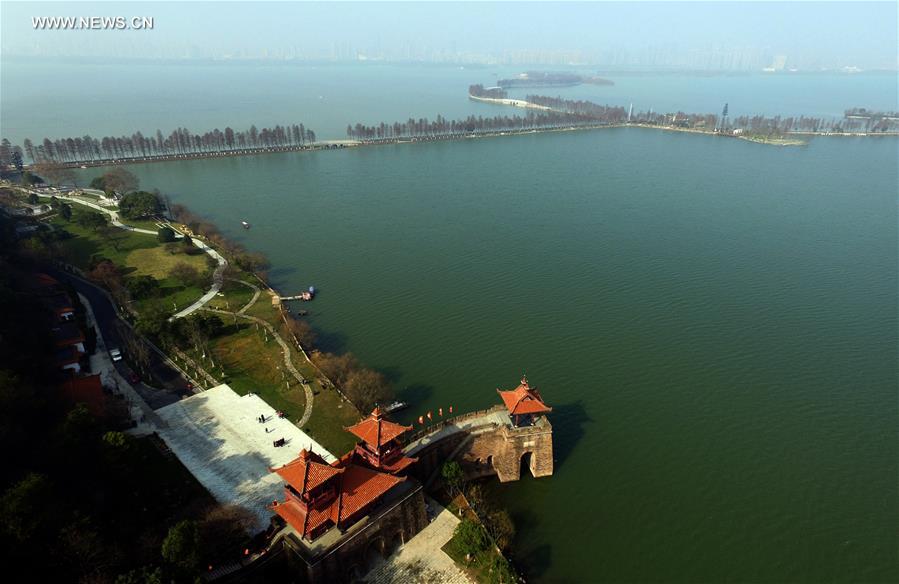 Caminhos verdes atravessam o Lago Donghu no centro da China