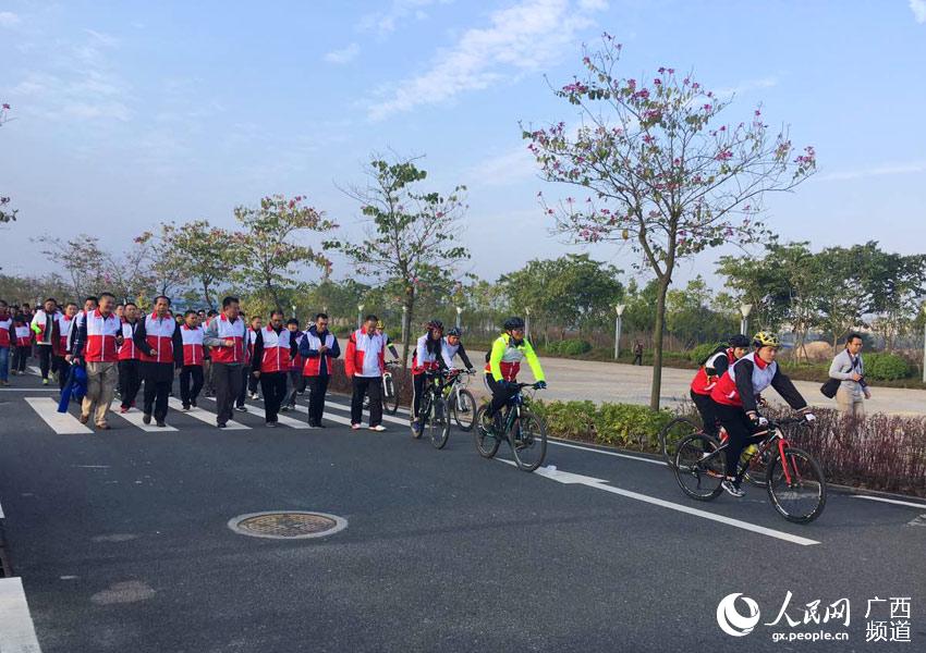 Diário do Povo Online organiza caminhada em comemora??o do seu 20o aniversário em Guangxi