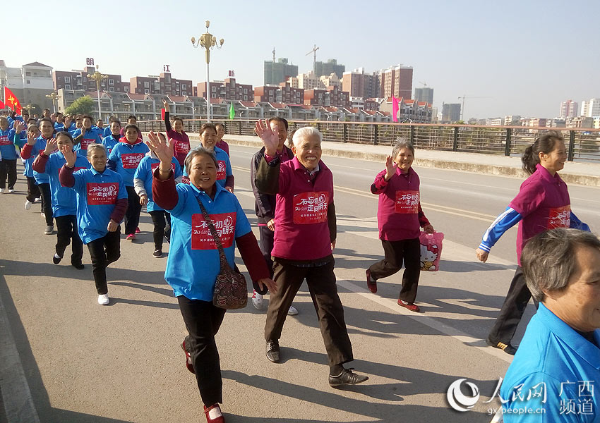 Diário do Povo Online organiza caminhada em comemora??o do seu 20o aniversário em Guangxi