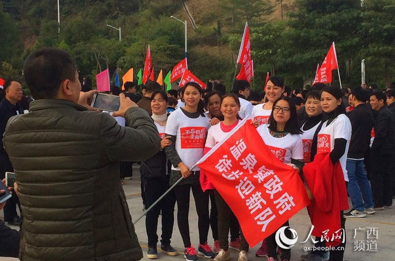 Diário do Povo Online organiza caminhada em comemora??o do seu 20o aniversário em Guangxi