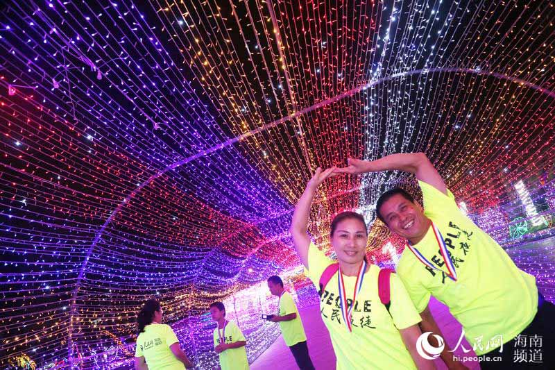 Diário do Povo Online organiza caminhada em comemora??o do seu 20o aniversário em Hainan