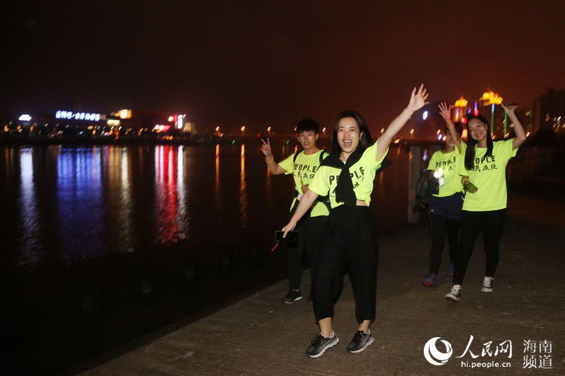 Diário do Povo Online organiza caminhada em comemora??o do seu 20o aniversário em Hainan