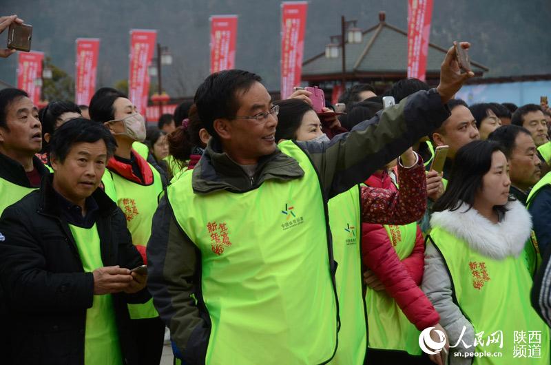 Diário do Povo Online organiza caminhada em comemora??o do seu 20o aniversário em Shaanxi