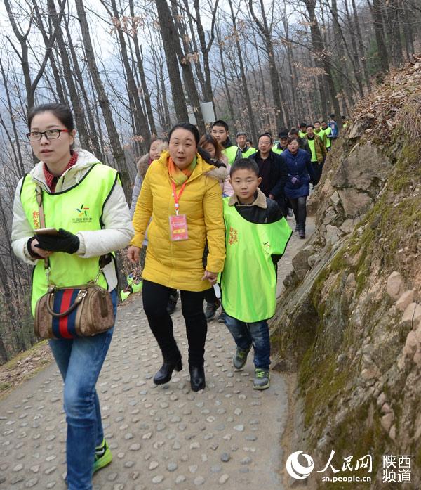 Diário do Povo Online organiza caminhada em comemora??o do seu 20o aniversário em Shaanxi