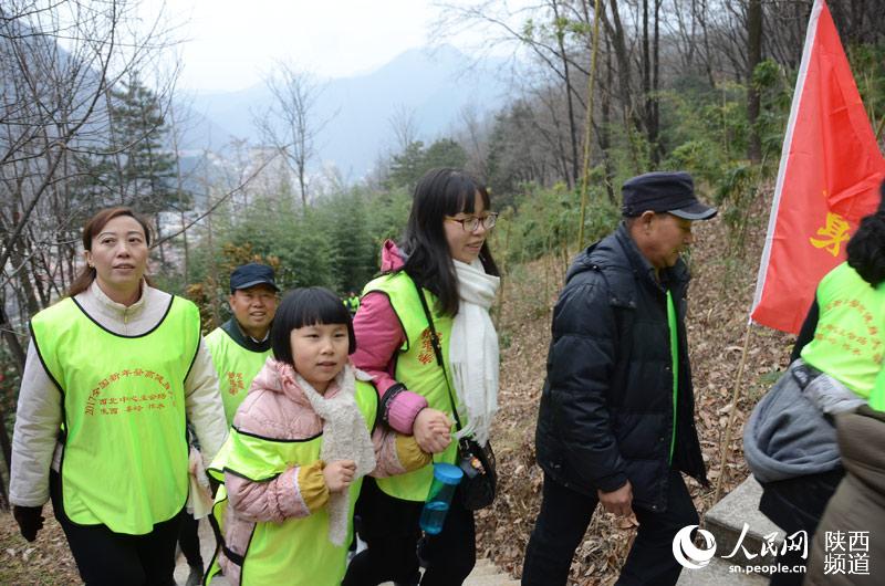 Diário do Povo Online organiza caminhada em comemora??o do seu 20o aniversário em Shaanxi