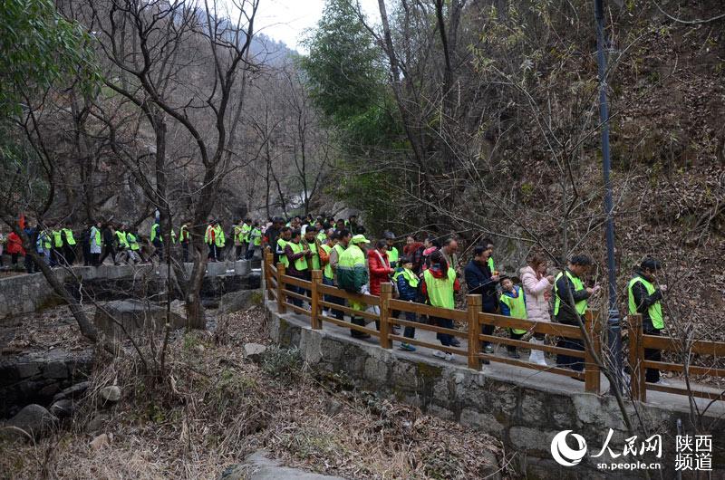 Diário do Povo Online organiza caminhada em comemora??o do seu 20o aniversário em Shaanxi