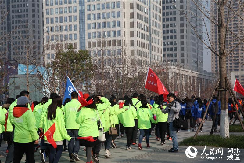 Diário do Povo Online organiza caminhada em comemora??o do seu 20o aniversário em Hubei