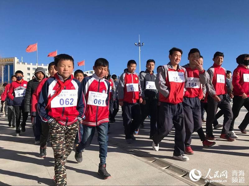 Diário do Povo Online organiza caminhada em comemora??o do seu 20o aniversário em Qinghai