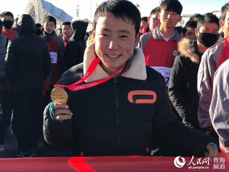 Diário do Povo Online organiza caminhada em comemora??o do seu 20o aniversário em Qinghai