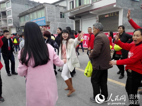 Diário do Povo Online organiza caminhada em comemora??o do seu 20o aniversário em Guizhou