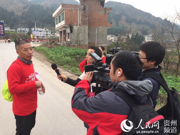 Diário do Povo Online organiza caminhada em comemora??o do seu 20o aniversário em Guizhou