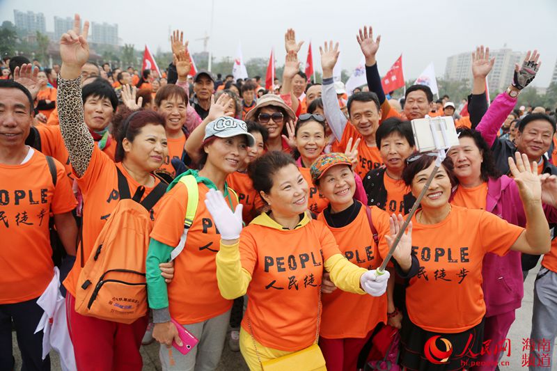 Diário do Povo Online organiza caminhada em comemora??o do seu 20o aniversário em Hainan