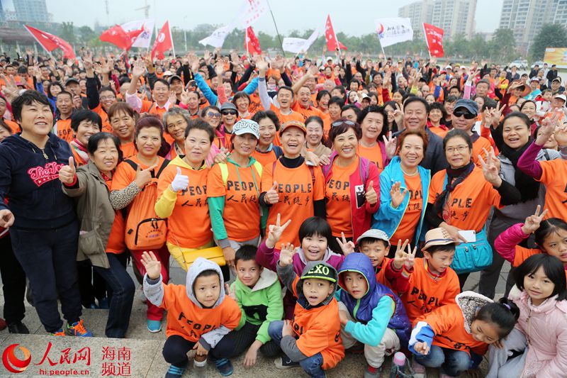 Diário do Povo Online organiza caminhada em comemora??o do seu 20o aniversário em Hainan