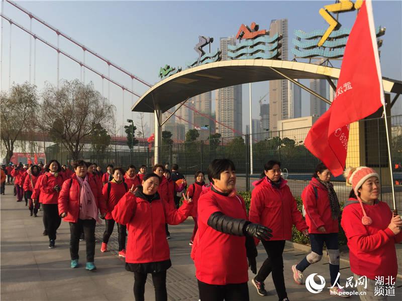 Diário do Povo Online organiza caminhada em comemora??o do seu 20o aniversário em Hubei