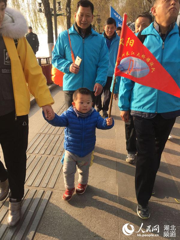 Diário do Povo Online organiza caminhada em comemora??o do seu 20o aniversário em Hubei