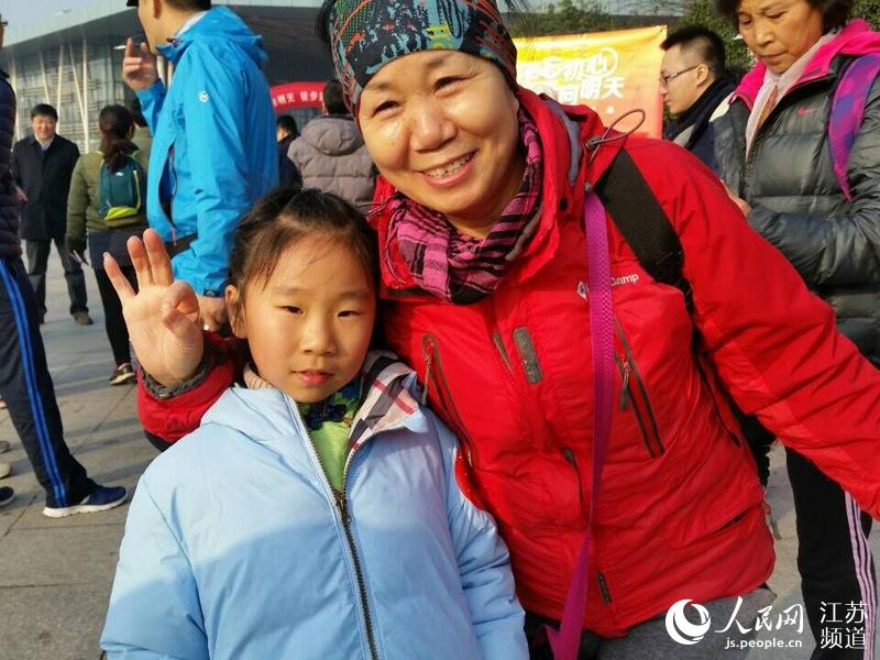 Diário do Povo Online organiza caminhada em comemora??o do seu 20o aniversário em Jiangsu