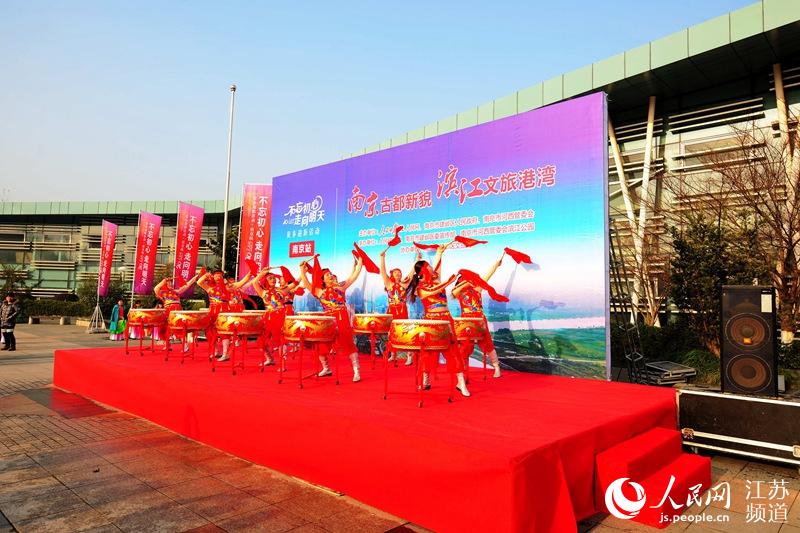 Diário do Povo Online organiza caminhada em comemora??o do seu 20o aniversário em Jiangsu