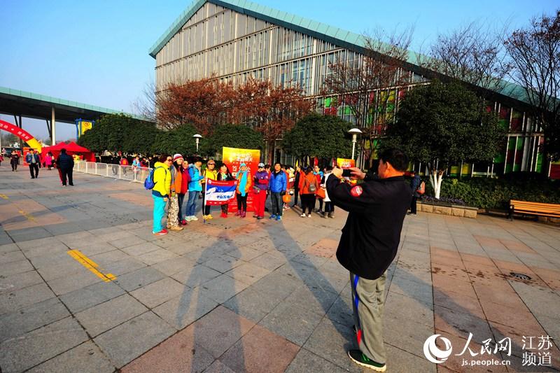 Diário do Povo Online organiza caminhada em comemora??o do seu 20o aniversário em Jiangsu